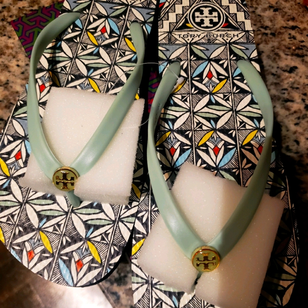 Tory Burch  Color Silver Sage-Acoma